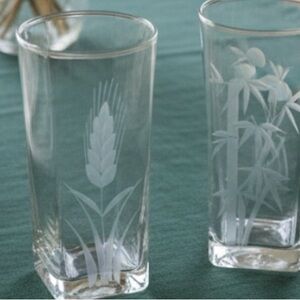 BEAUTIFUL FOUR ETCHED GLASSES. MID-CENTURY MODERN BARWARE. BOTANICAL ETCHED